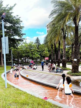 頭份市公所開放運動公園水漾步道 讓小朋友玩樂消暑