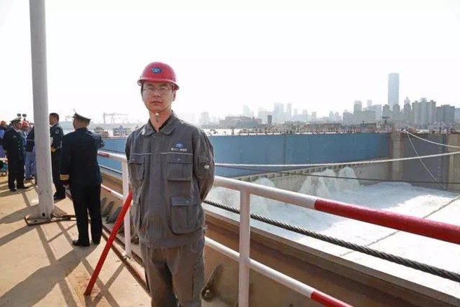 王硕威生于1980年，年仅42岁，毕业于华中科技大学船舶与海洋工程学院应用电子专业，在701所任职，22岁就参与了辽寧舰的重建工程，目前是福建舰的总建造师。（图／新浪网）
