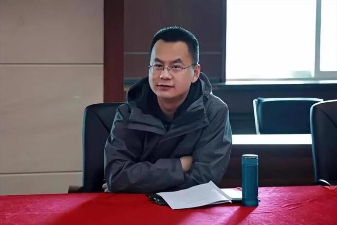 王硕威毕业于华中科技大学船舶与海洋工程学院应用电子专业，从辽寧舰开始进入建造航母的工作， 他是山东舰的副总建造师，也是福建舰的总建造师。（图／腾讯网）