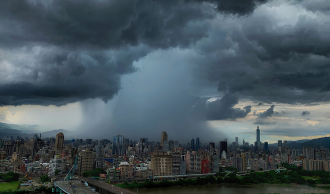 本周午后雷雨频繁，大台北上空雨瀑壮观。（姚志平摄）