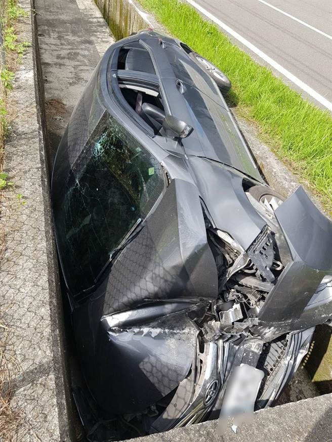 一輛轎車因為駕駛開車精神不濟，日前在六龜區台27甲線11公里處掉進路旁的排水溝。（翻攝照片／林瑞益高雄傳真）