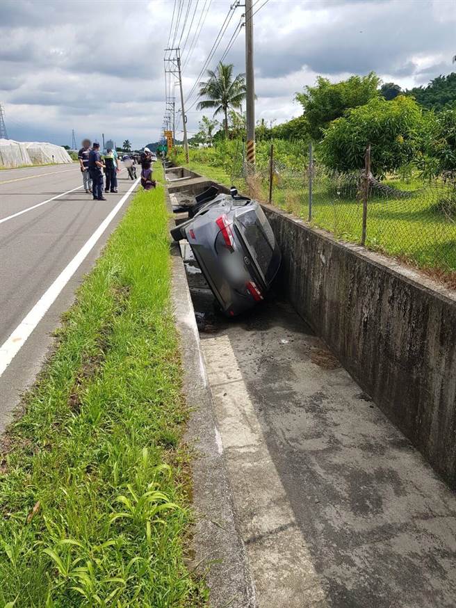 一輛轎車因為駕駛開車精神不濟，日前在六龜區台27甲線11公里處掉進路旁的排水溝。警方獲報到場處理。（翻攝照片／林瑞益高雄傳真）