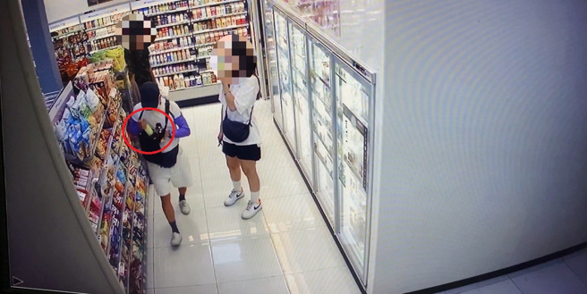 老翁超商「旧瓶装新饮」 ，还顺手牵羊两瓶，遭警逮诡辩：忘记了。(苏育宣翻摄)