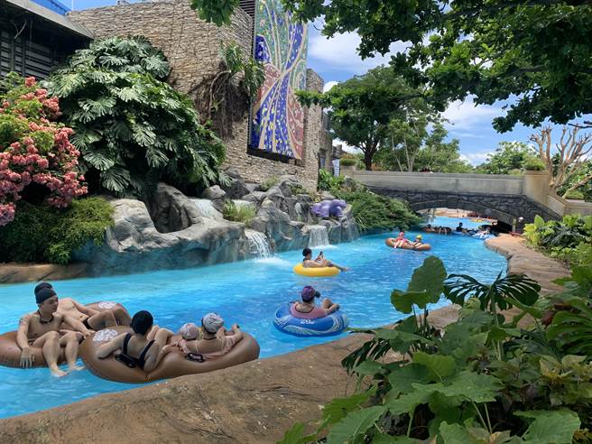 《Summer Surprise 夏日惊喜》，消费满3000抽机车、390爽玩双乐园。（丽宝乐园提供）