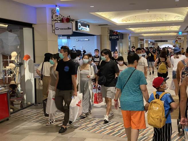 丽宝OUTLET MALLB区1F国际展演厅推出凉夏家电特卖会，抗涨拼经济独家限量商品5折。（丽宝乐园提供）