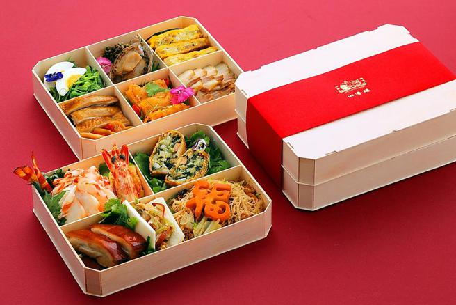 （台北时代寓所推出「星级下酒菜」住房专案，入住即赠米其林台菜餐厅山海楼设计的「富 星级手路珍馔双层餐盒，依季节食材内容物会有些微调整。图／山海楼）