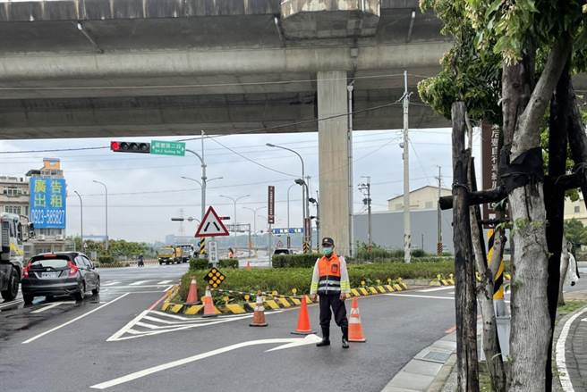 警方指出，請用路人行經工區附近路段時，務必配合交維人員指揮及依照相關指示導引設施減速慢行，避免發生交通意外。（警方提供）