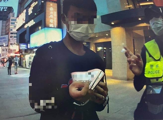 台北市警局因應暑期將至，加強取締未成年無照駕駛行為，並於鬧區巡邏取締開罰。（台北市警察局提供／陳薏云台北傳真）