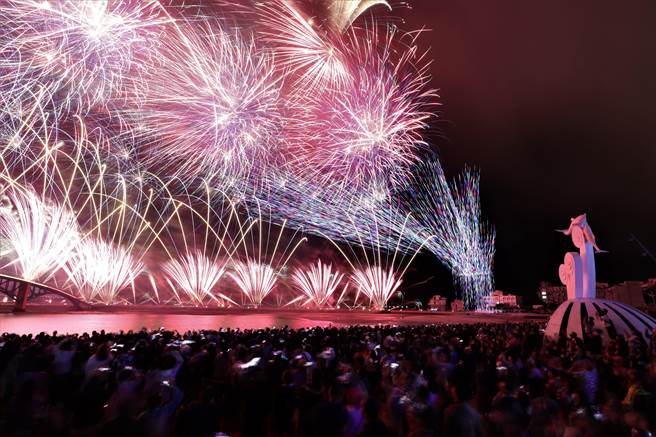 觀音亭園區舉辦新光人壽之夜，因為是今年度的最後2場盛會，湧現8000人入場觀賞。（張茂雄攝）