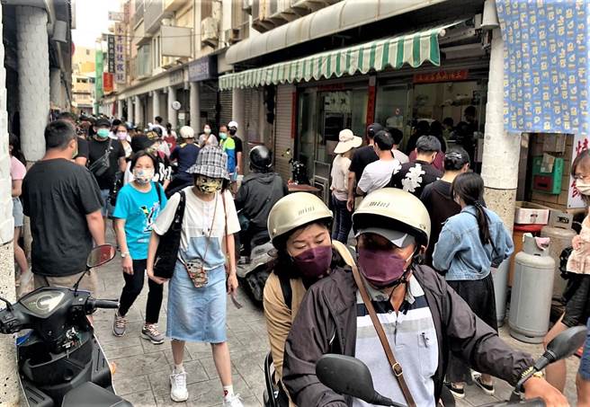 文康市場早餐街的幾家網紅名店大排長龍，遊客排30分鐘買個燒餅、牛雜湯、土托魚羹、飯糰，似乎已經成為觀光客的日常。（張茂雄攝）