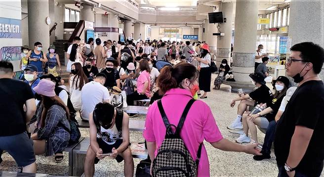 澎湖南海碼頭候船室人山人海人聲雜沓，許多遊客都是要到南方四島從事浮潛活動，似乎一掃疫情的陰霾。（張茂雄攝）