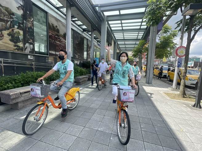 民眾党桃园市长参选人赖香伶以骑YouBike的方式行走桃园各区倾听民意。(吕筱蝉摄)