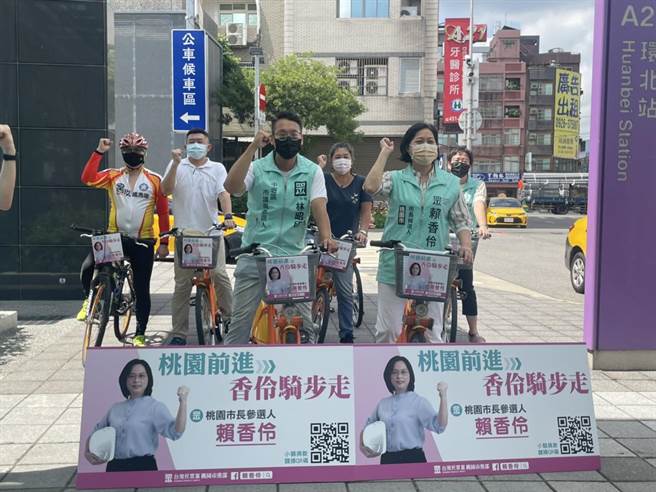 民眾党桃园市长参选人赖香伶以骑YouBike的方式行走桃园各区倾听民意。(吕筱蝉摄)