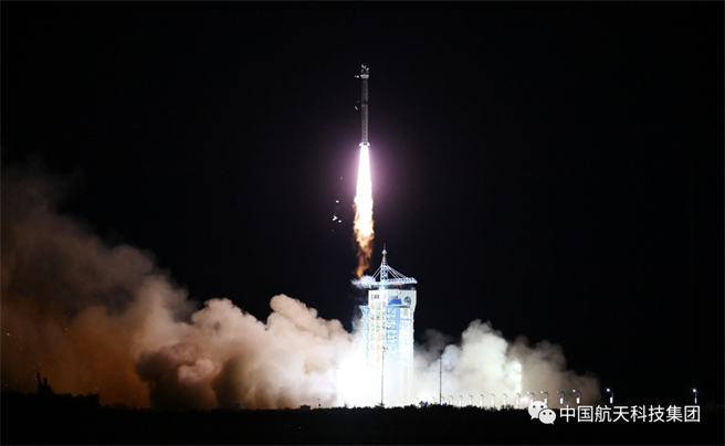 大陸再添一顆微波遙感衛星!長四丙成功發射高分十二號03星。圖為長四丙火箭畫破夜空。（中國航太科技集團）