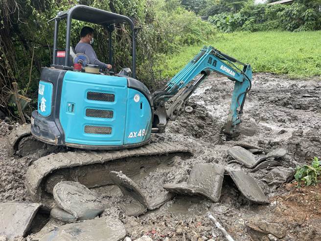 台北市环保局与环保署联合稽查小组在北市北投区大业路一处土地，挖出遭业者非法掩埋的废木材、办公椅坐背垫。（台北市环保局提供／张立勋台北传真）
