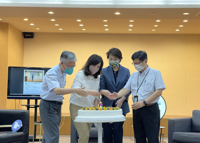 臺北創新實驗室6歲生日黃珊珊切蛋糕。