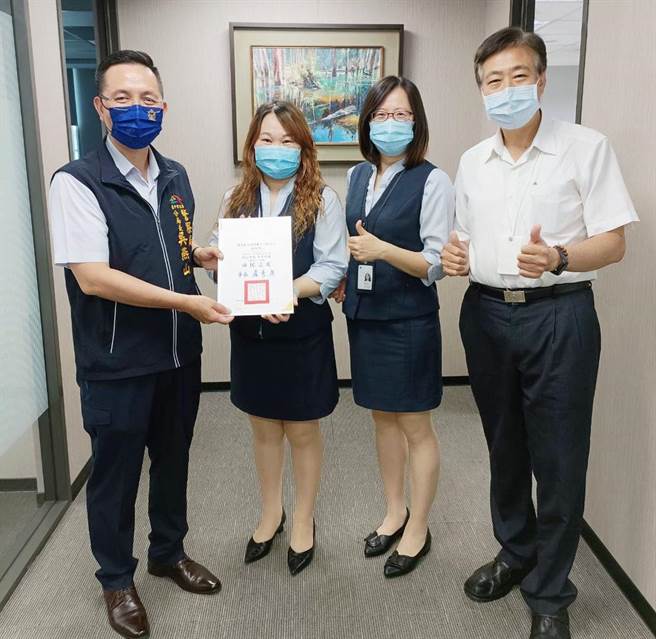 大甲警分局長吳燕山昨日頒發感謝狀及致贈禮品，感謝行員替民眾看住荷包，有效防止詐騙事件的發生。(警方提供)