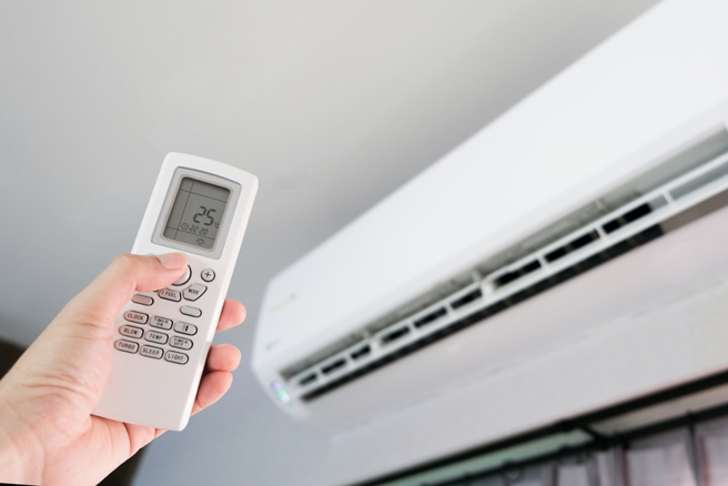 一名女网友表示租屋处的冷气效果差，打开以后才发现前一个租了9年房客的痕迹，让她相当傻眼。（示意图／shutterstock）