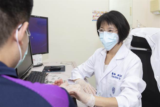 童综合医院中医部主任洪晨昕，施行三伏贴疗程时先进行诊断。(童综合医院提供／陈世宗台中传真)