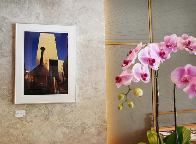 （摄影大师柯锡杰在台南安平拍摄的名作〈新约〉，在台南远东香格里拉一楼大厅可欣赏到。图／台南远东香格里拉饭店提供）