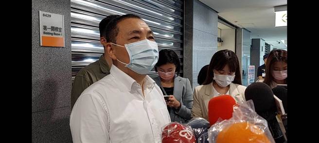 新北市長侯友宜今被問到此事表示，疫情雖緩降，但降的速度仍不夠快，疫情目前還是受到嚴峻挑戰，依然要堅守個人崗位、戰戰兢兢全力以赴。（陳慰慈攝）