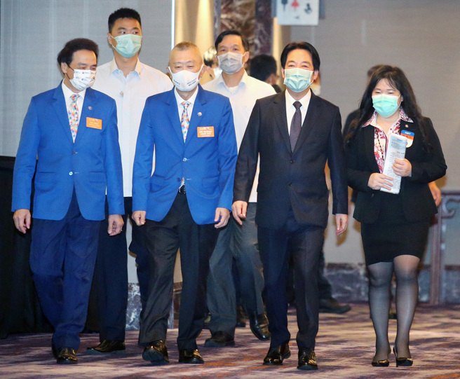 副總統賴清德（右二）腰椎開刀27日出院，手術後28日出席首場活動「台北東南扶輪社例會」，賴清德受訪時呼籲民眾注意正確的姿勢，常保身體健康。（范揚光攝）