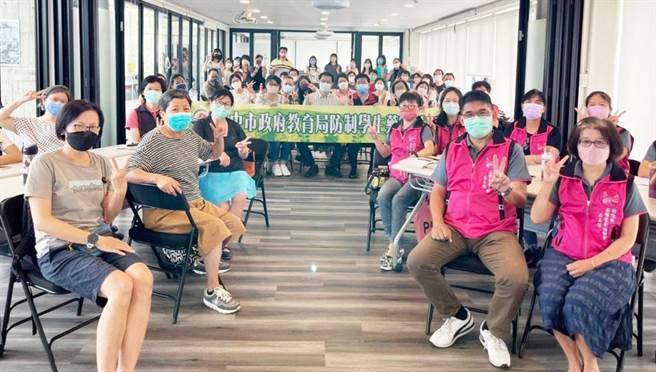 台中市政府教育局与中国信托反毒教育基金会，联合举办「台中市政府教育局111年反毒教育教学志工增能研习」，吸引约80名志工参加。（台中市政府提供）