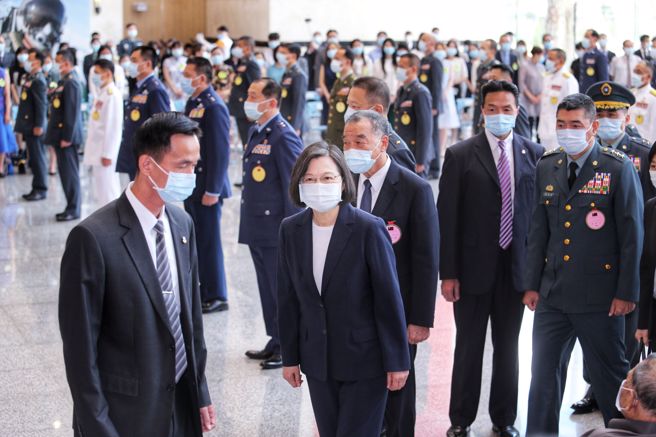 蔡英文总统(前排左二)28日在国防部长邱国正(前排左三)陪同下，出席国防部111年上半年陆海空军将官晋升勖勉典礼。(黄世麒摄）