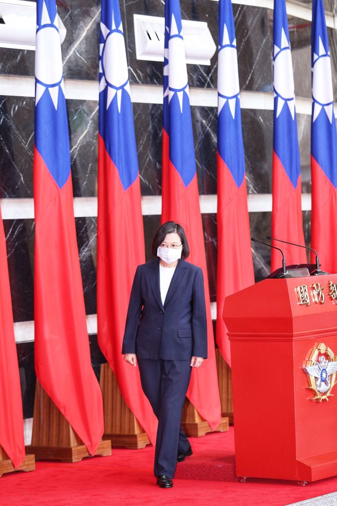 蔡英文总统28日出席国防部111年上半年陆海空军将官晋升勖勉典礼。(黄世麒摄)