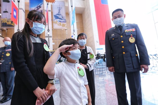 国防部28日举行111年陆海空军将官晋升勖勉典礼，小男童王竑烨(左二)向蔡英文总统行举手礼，成为全场瞩目的焦点，风采压过晋升少将的舅舅赖文钦(右一)。(黄世麒摄)