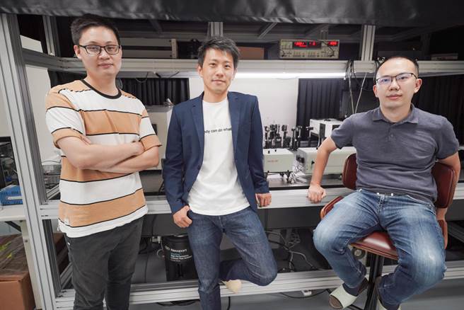 曾铭纶（中）研究团队与跨国团队，共同开发真空紫外超颖透镜。（阳明交大提供／王惠慧新竹传真）