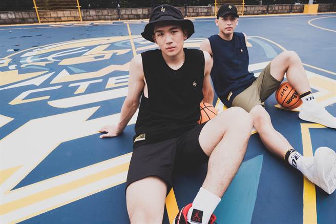 中信特攻东方译慷（左）、魏嘉豪（右）邀民眾到新庄体育园区户外篮球场打球。（中信特攻提供）