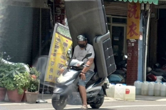 沙发骑士超狂行径，引来路人侧目。（翻摄爆废公社）