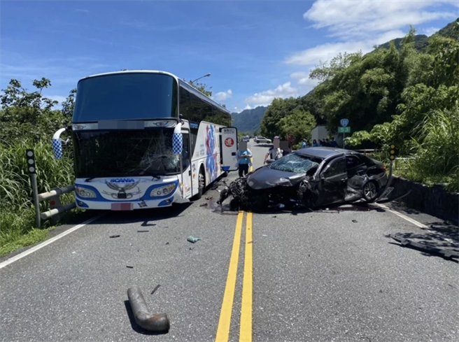 花莲丰滨乡台11线26日发生死亡车祸，一辆轿车欲超越前方同向的游览车，却不慎撞上对向机车，在弹回撞到游览车，造成67岁江姓女骑士伤重不治。（民眾提供／罗亦晽花莲传真）