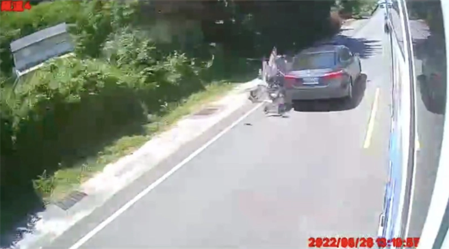 花莲丰滨乡台11线26日发生死亡车祸，一辆轿车欲超越前方同向的游览车，却不慎撞上对向机车，在弹回撞到游览车，造成67岁江姓女骑士伤重不治。（翻摄画面）