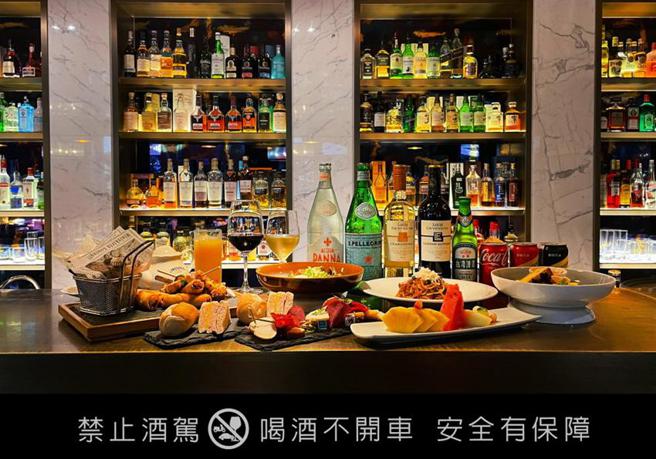 （慕軒飯店推出大人系微醺假期住房專案，Happy Hour兩小時各式酒類、軟性飲品與風味輕食無限享用。圖／慕軒飯店提供）