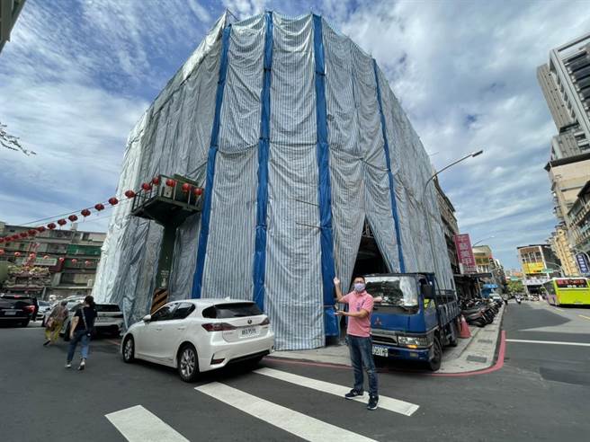 新北市议员王威元表示，芦洲区这种低基准容积区域为例， 扣除掉改建的成本根本无法让原住户一坪换回一坪，让想都更改建的民眾却步。(王威元议员办公室提供)