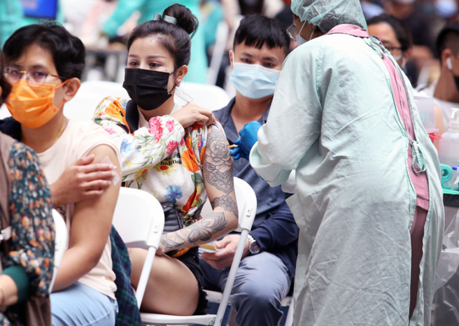 該不該打第4劑，醫師做出「兩打兩不打」的建議。（示意圖。資料照）