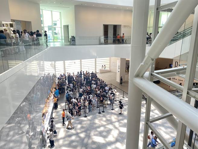 南美馆「亚洲的地狱与幽魂」特展，今採分流分时段领号码牌。（曹婷婷摄）