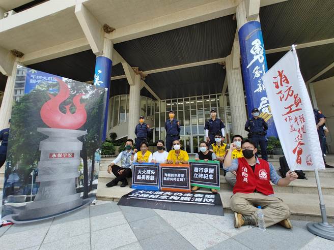 28日上午家屬在消防員工作權益促進會、地方民代等陪同下，到縣府前靜坐抗議。(吳建輝攝)