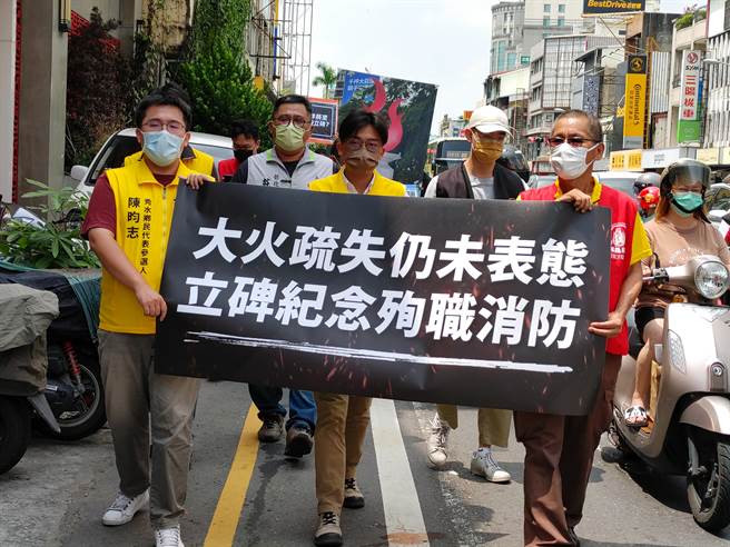 家屬得知王惠美就在百公尺外的圖書館辦活動，隨即徒步前往抗議。(吳建輝攝)