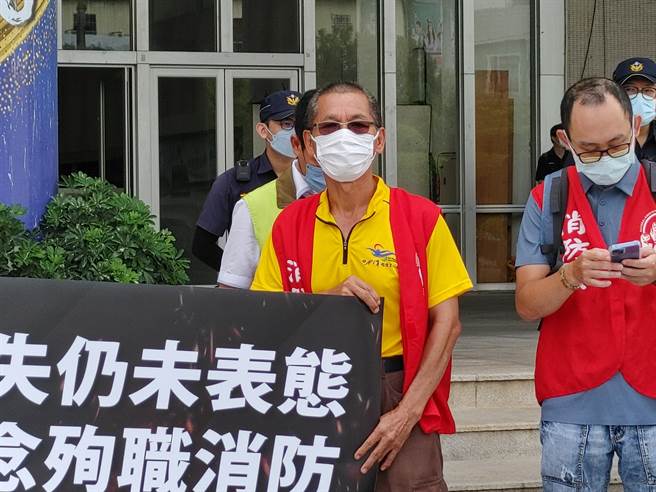 陳志帆的爸爸陳貴森表示，志帆殉職30日就屆滿１年，立碑事宜至今遲遲未有共識，希望縣長能遵守承諾，志帆是彰化第一個因公殉職的消防員，也希望是最後一個。(吳建輝攝)