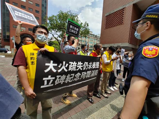 警方築起人牆，阻擋家屬進到圖書館影響活動。(吳建輝攝)