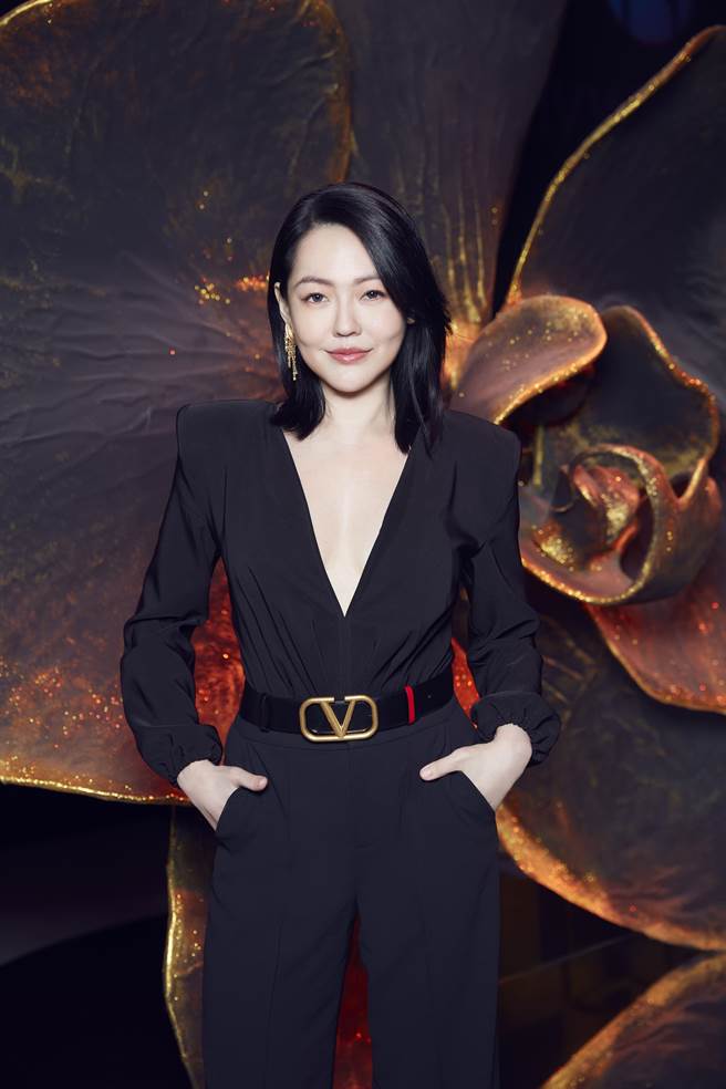 「國際巨星」的小Ｓ自信笑說自己常不小心成第一美。（台視提供）