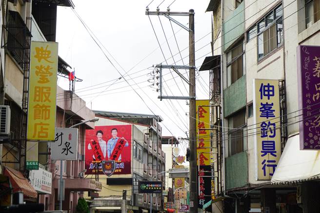 潭子區潭子街、仁愛街及福潭路等，早期開發人口稠密；卻因路幅狹窄，台電電桿、空中纜線如蜘蛛網橫陳影響市容景觀。（陳世宗攝）