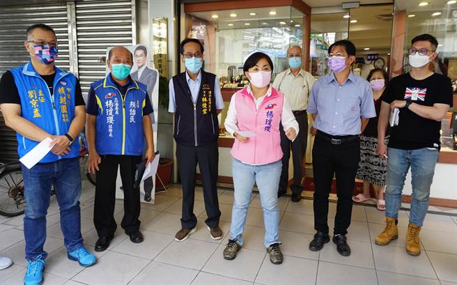 立委楊瓊瓔（右三）等長期關心潭子街、仁愛街及福潭路電桿地下化進度，28日邀集台電公司台中區營業處等，舉辦工程進度說明會。（陳世宗攝）