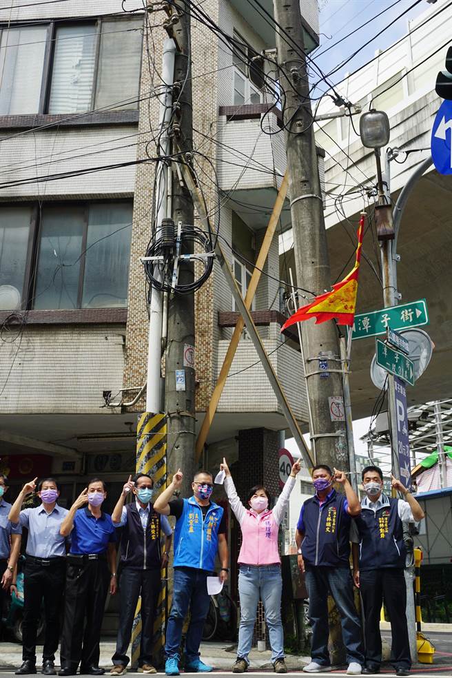 楊瓊瓔（右三）強調，經她爭取十年後，未來下地工程完工、道路重新刨鋪，市容將煥然一新，可謂「十年有成」！（陳世宗攝）