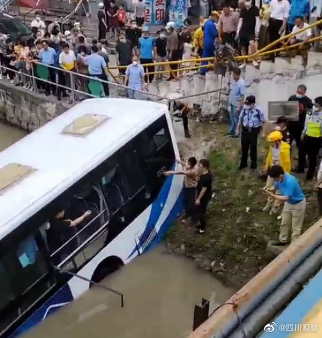 上海公车衝上人行道坠河。（翻摄微博）