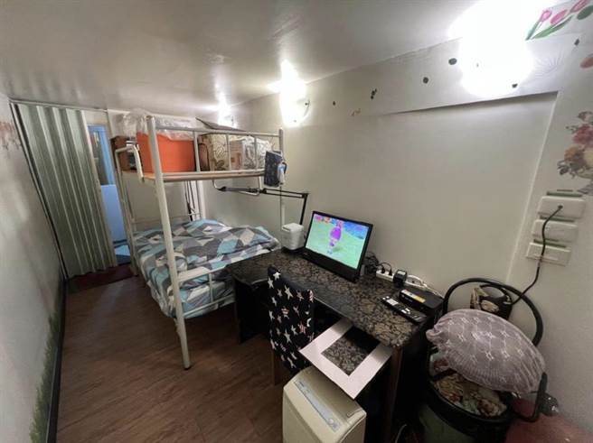 業者將地下室供旅客住宿，該空間僅有約2公尺寬，且上鋪還堆滿雜物。（北市觀傳局提供／張芷瑜台北傳真）