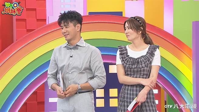 莎莎（右）于《WTO姐妹会》中分享与男友甜蜜相处妙招。（八大提供）